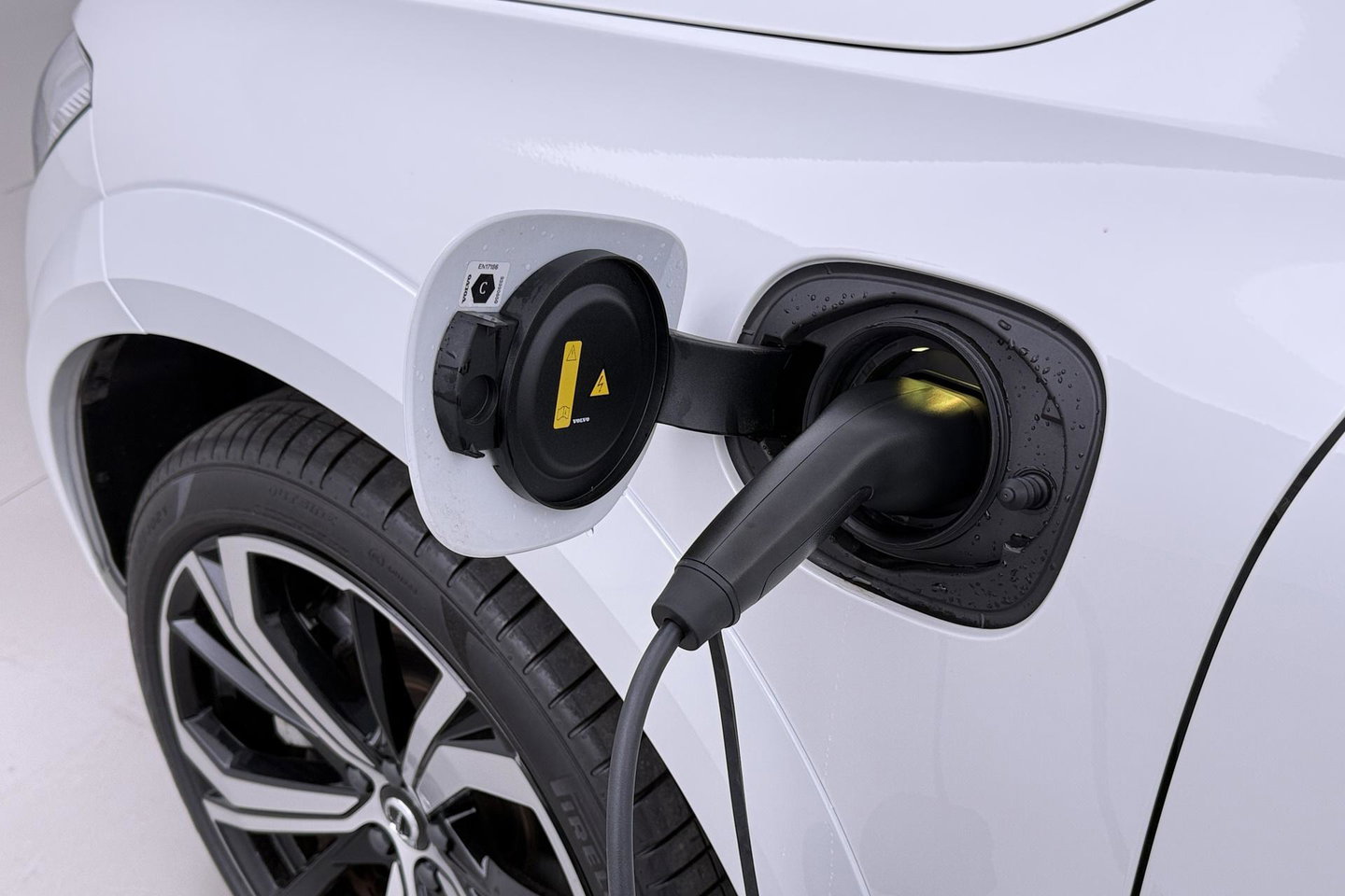 Volvo XC60 T8 Ultra Dark | Luchtvering | Bowers&Wilkins | Panoramadak | Massage | 360° Camera | Head-Up | ACC