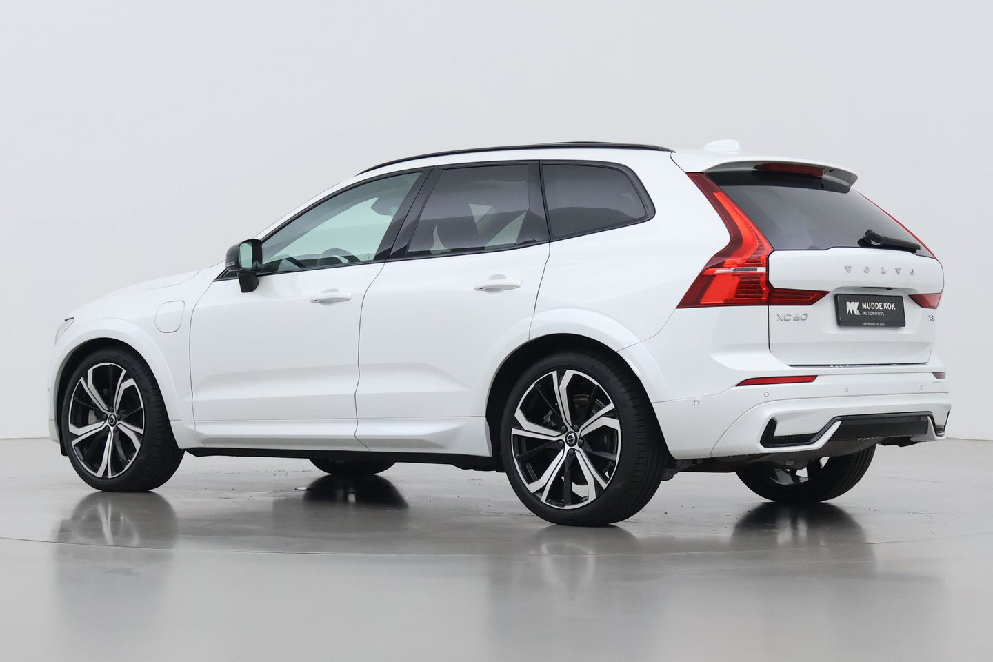 Volvo XC60 T8 Ultra Dark | Luchtvering | Bowers&Wilkins | Panoramadak | Massage | 360° Camera | Head-Up | ACC