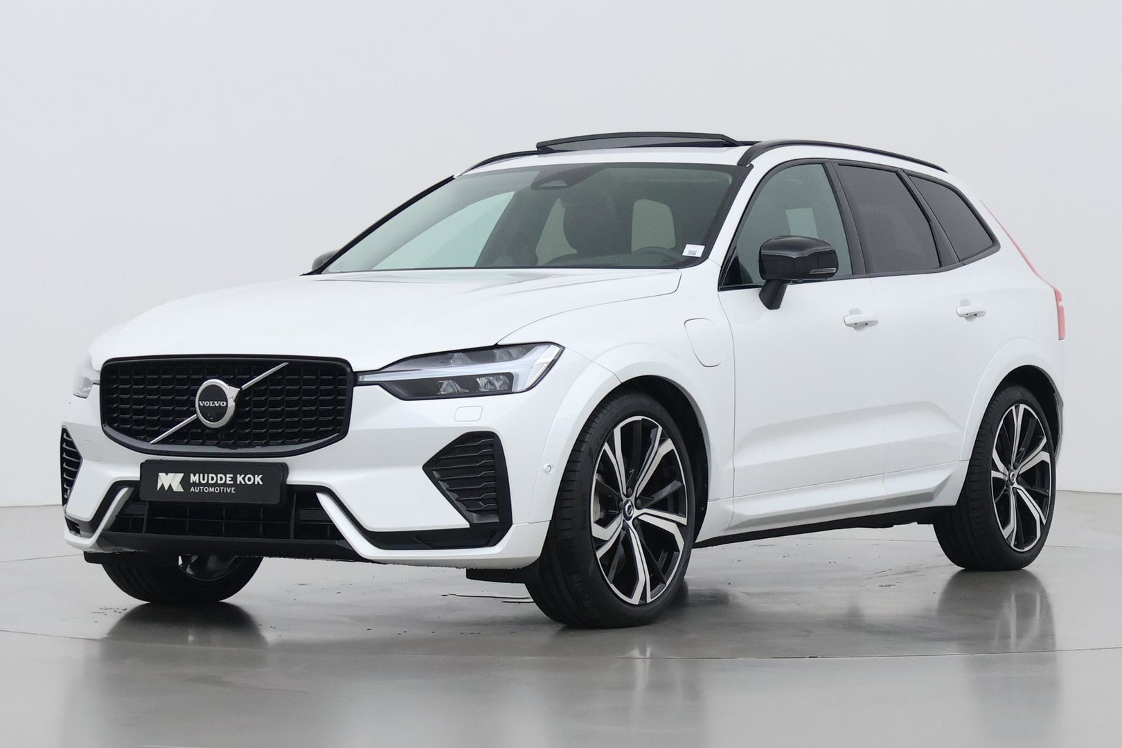 Volvo XC60 T8 Ultra Dark | Luchtvering | Bowers&Wilkins | Panoramadak | Massage | 360° Camera | Head-Up | ACC