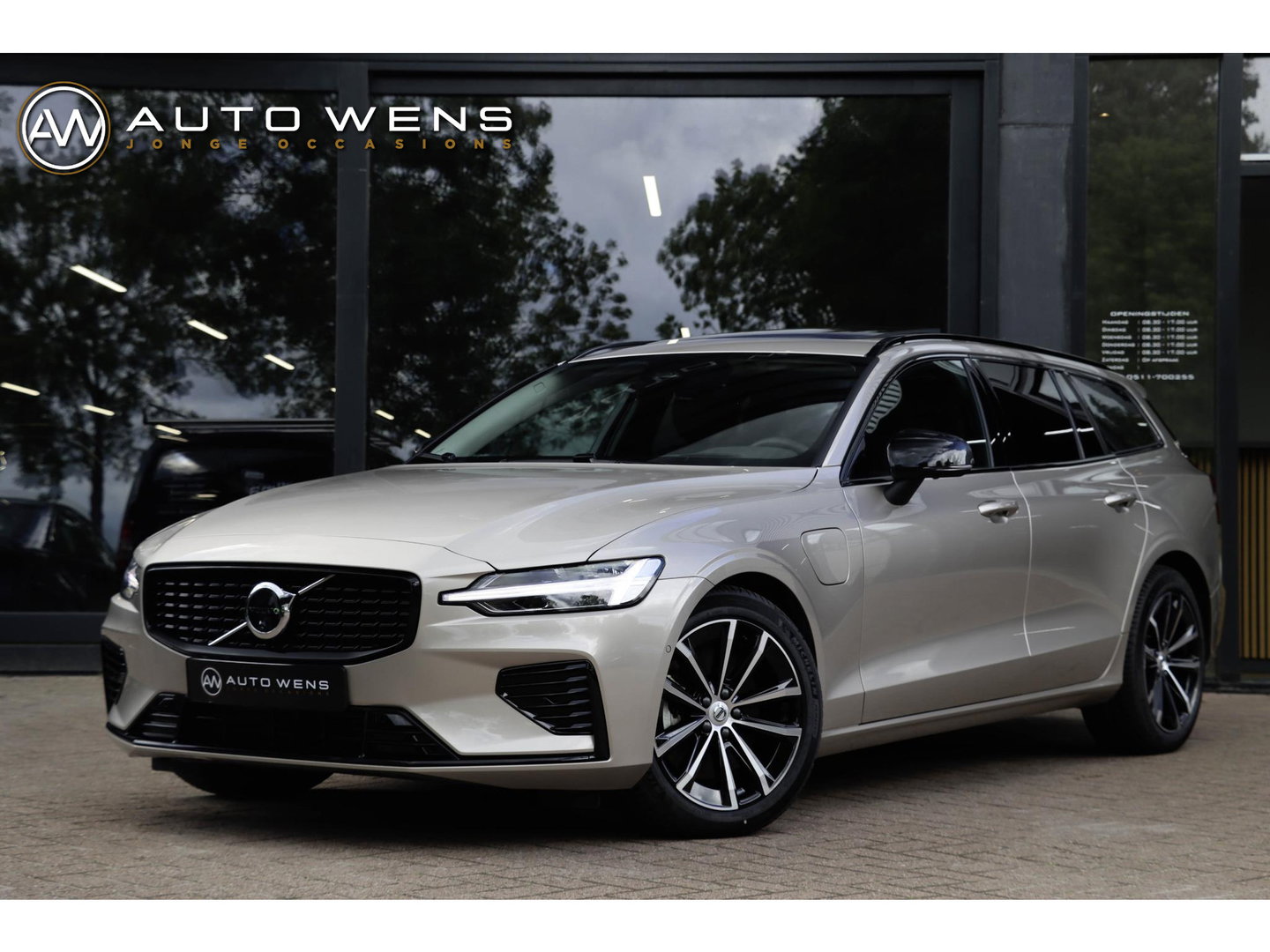 Volvo V60 T6 AWD Plus Dark Panoramadak HeadUp Display 360 Cam Alarm Getint glas Bright Dusk