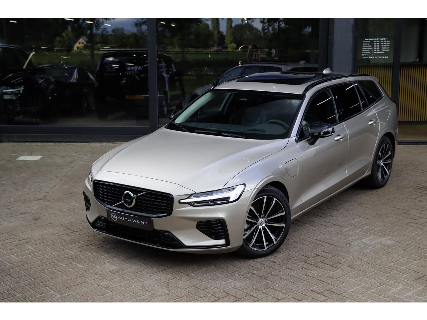 Volvo V60 T6 AWD Plus Dark Panoramadak HeadUp Display 360 Cam Alarm Getint glas Bright Dusk