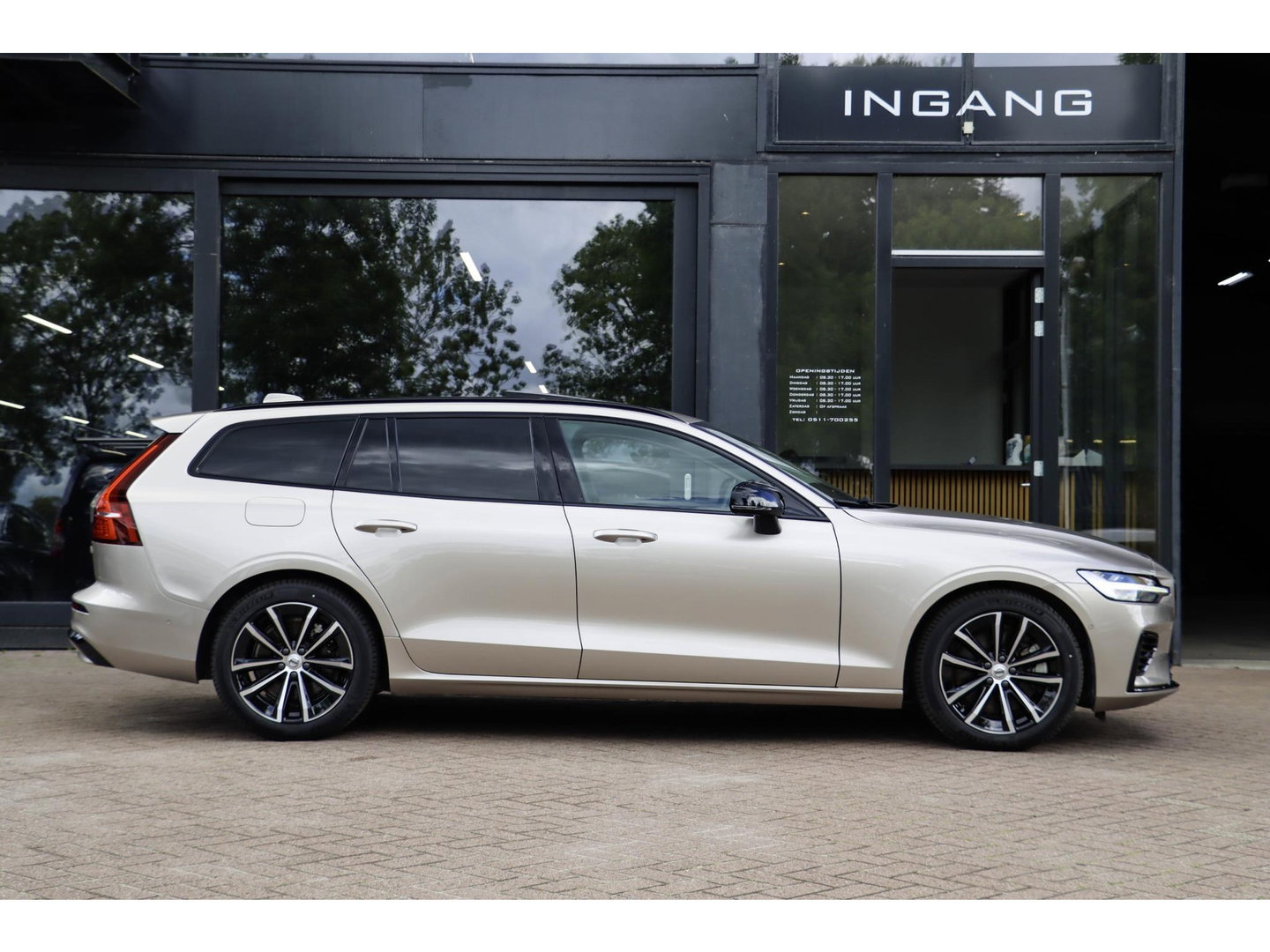 Volvo V60 T6 AWD Plus Dark Panoramadak HeadUp Display 360 Cam Alarm Getint glas Bright Dusk