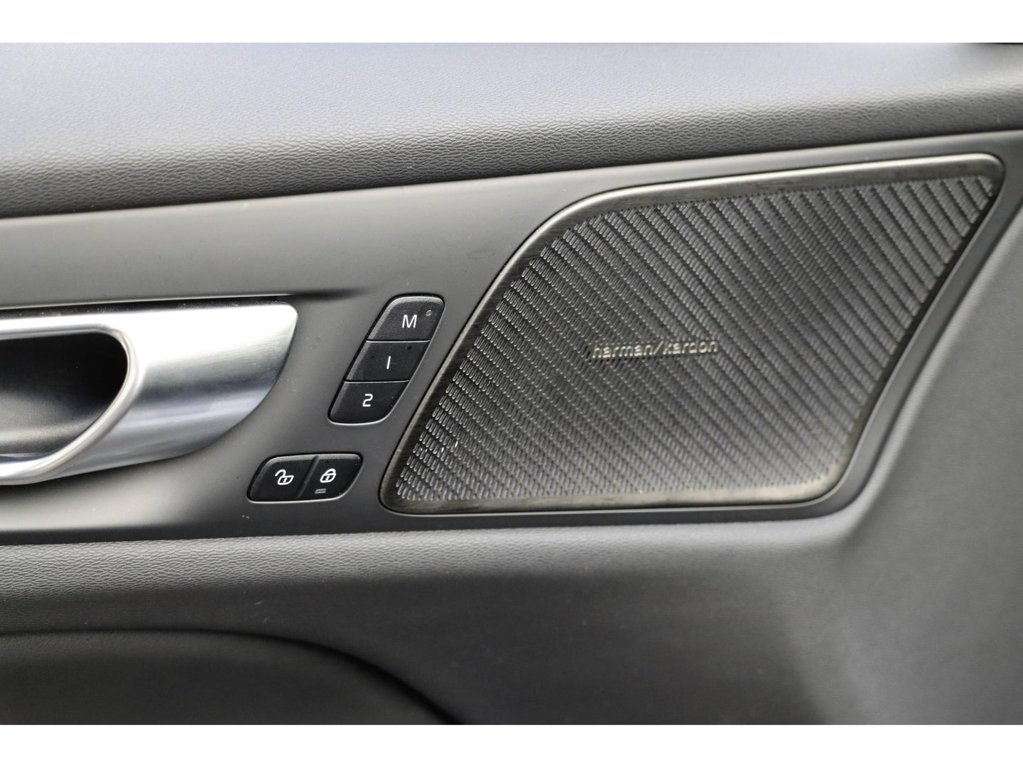Volvo V60 T6 AWD Plus Dark Panoramadak HeadUp Display 360 Cam Alarm Getint glas Bright Dusk