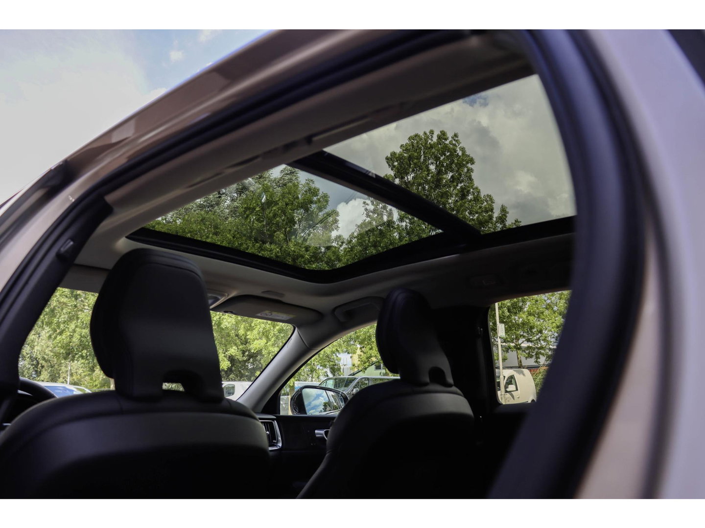 Volvo V60 T6 AWD Plus Dark Panoramadak HeadUp Display 360 Cam Alarm Getint glas Bright Dusk