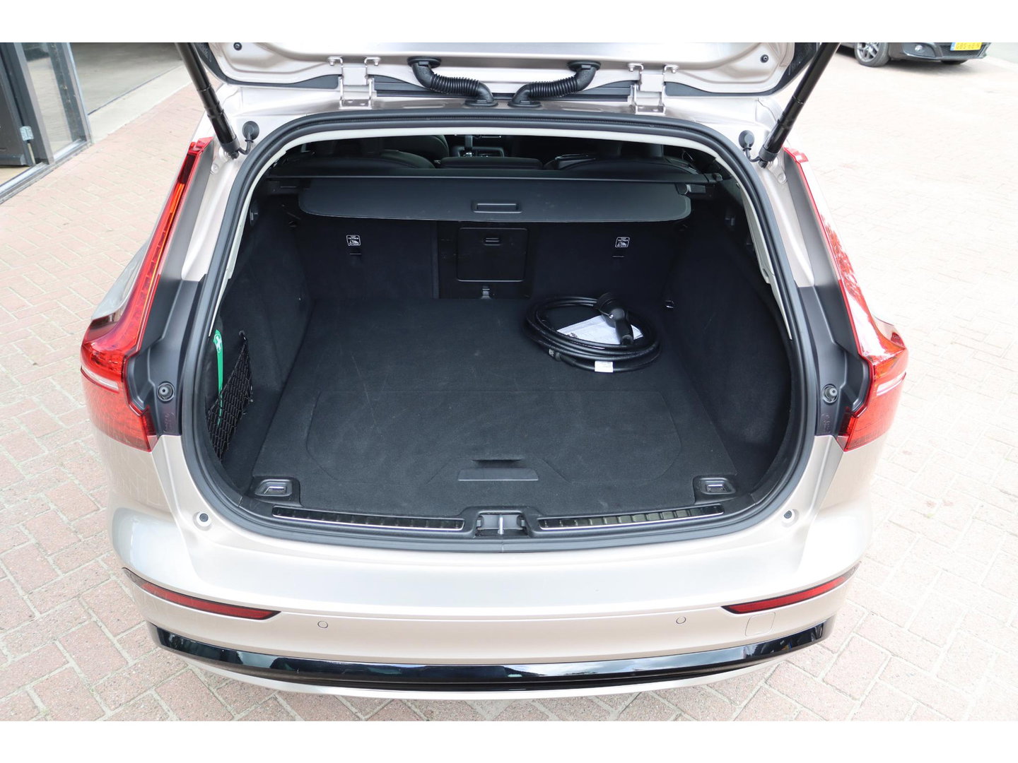 Volvo V60 T6 AWD Plus Dark Panoramadak HeadUp Display 360 Cam Alarm Getint glas Bright Dusk