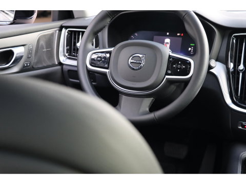 Volvo V60 T6 AWD Plus Dark Panoramadak HeadUp Display 360 Cam Alarm Getint glas Bright Dusk