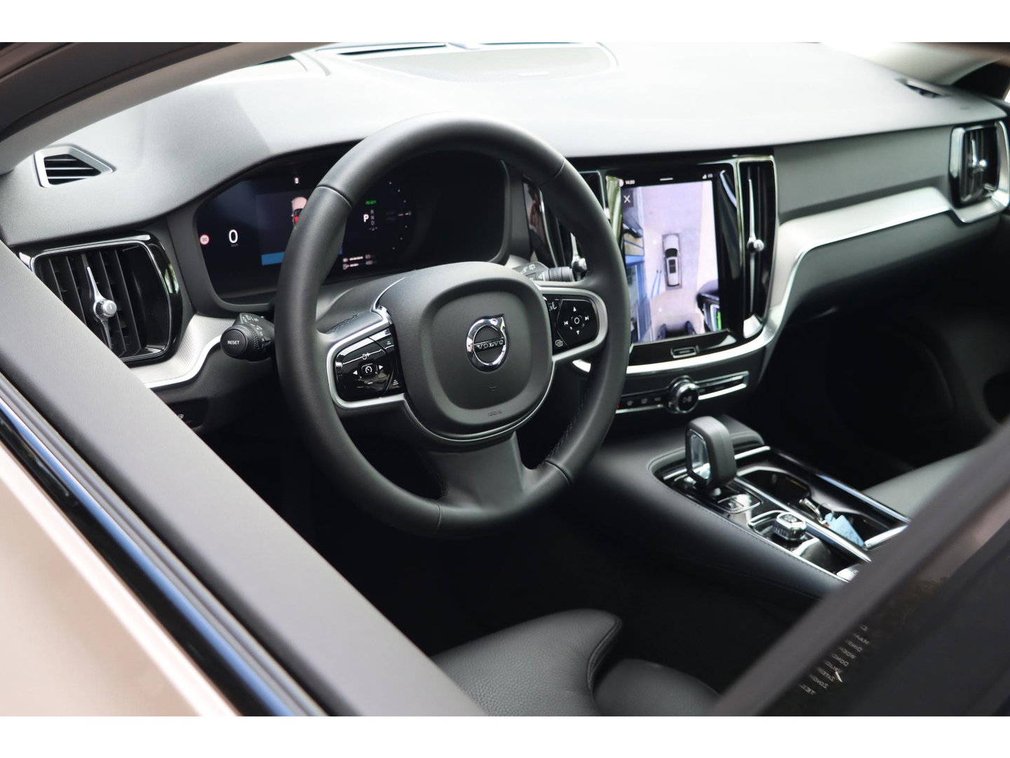 Volvo V60 T6 AWD Plus Dark Panoramadak HeadUp Display 360 Cam Alarm Getint glas Bright Dusk