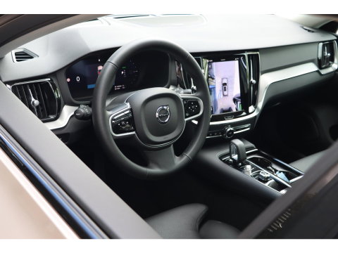 Volvo V60 T6 AWD Plus Dark Panoramadak HeadUp Display 360 Cam Alarm Getint glas Bright Dusk