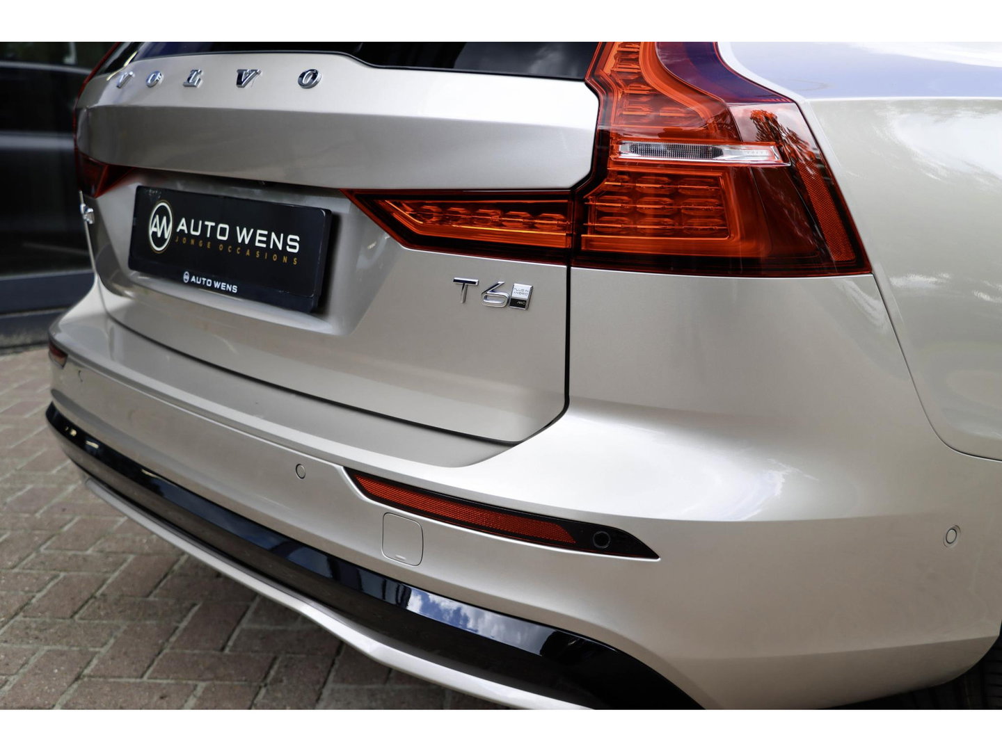 Volvo V60 T6 AWD Plus Dark Panoramadak HeadUp Display 360 Cam Alarm Getint glas Bright Dusk
