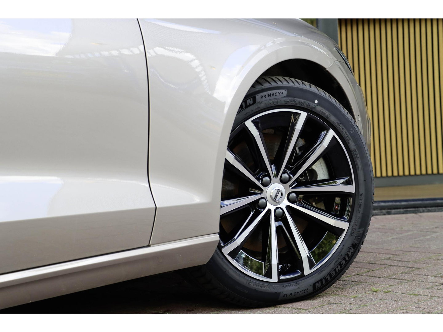 Volvo V60 T6 AWD Plus Dark Panoramadak HeadUp Display 360 Cam Alarm Getint glas Bright Dusk