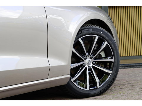 Volvo V60 T6 AWD Plus Dark Panoramadak HeadUp Display 360 Cam Alarm Getint glas Bright Dusk