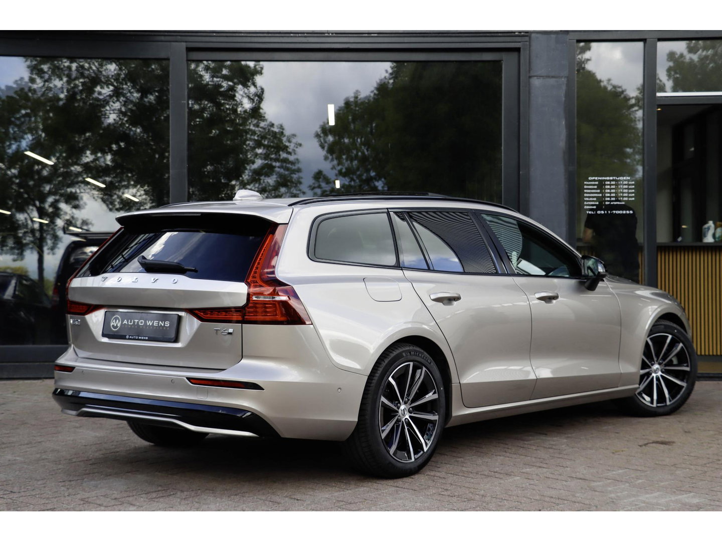 Volvo V60 T6 AWD Plus Dark Panoramadak HeadUp Display 360 Cam Alarm Getint glas Bright Dusk