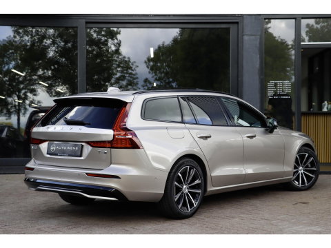 Volvo V60 T6 AWD Plus Dark Panoramadak HeadUp Display 360 Cam Alarm Getint glas Bright Dusk