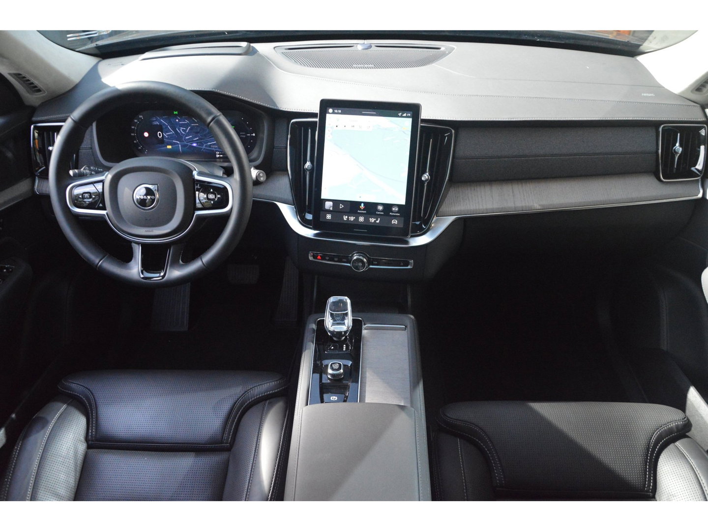 Volvo XC90 T8 Hybride AWD Ultra Dark | Luchtvering | Massage | Head-Up | Ventilatie stoelen | 360° Camera | Panoramadak |