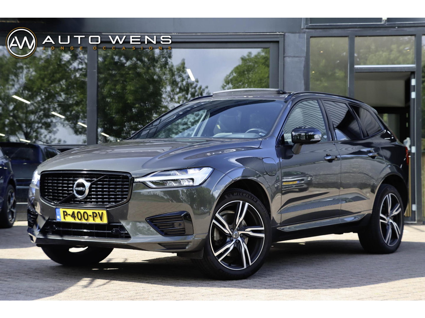 Volvo XC60 T8 AWD R-design Luchtvering | Pano | Harman Kardon | Trekhaak | Dealeronderhouden