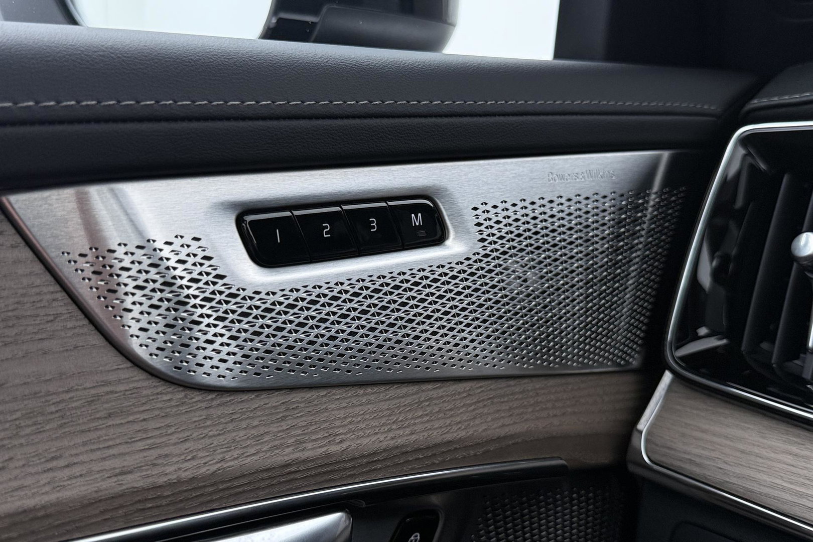 Volvo XC90 T8 Ultra Bright | Luchtvering | Bowers&Wilkins | Panoramadak | Trekhaak | 360° Camera | Massage | Head-Up | 22 Inch