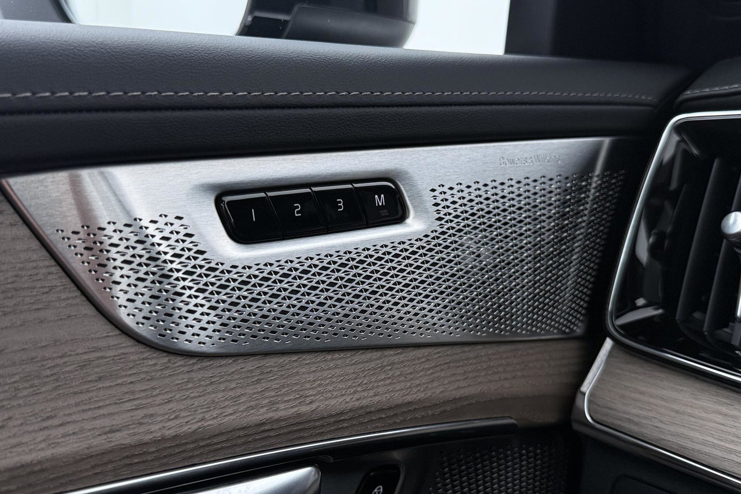 Volvo XC90 T8 Ultra Bright | Luchtvering | Bowers&Wilkins | Panoramadak | Trekhaak | 360° Camera | Massage | Head-Up | 22 Inch