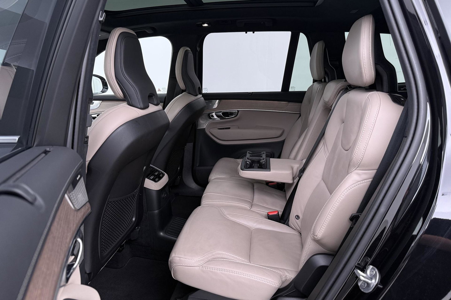 Volvo XC90 T8 Ultra Bright | Luchtvering | Bowers&Wilkins | Panoramadak | Trekhaak | 360° Camera | Massage | Head-Up | 22 Inch