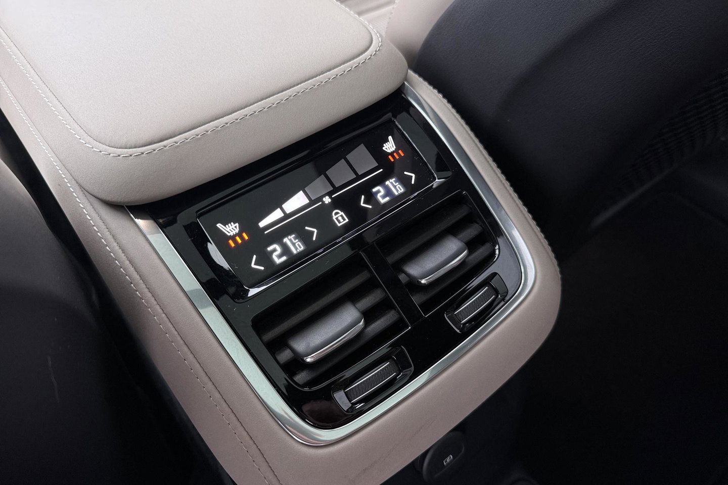 Volvo XC90 T8 Ultra Bright | Luchtvering | Bowers&Wilkins | Panoramadak | Trekhaak | 360° Camera | Massage | Head-Up | 22 Inch