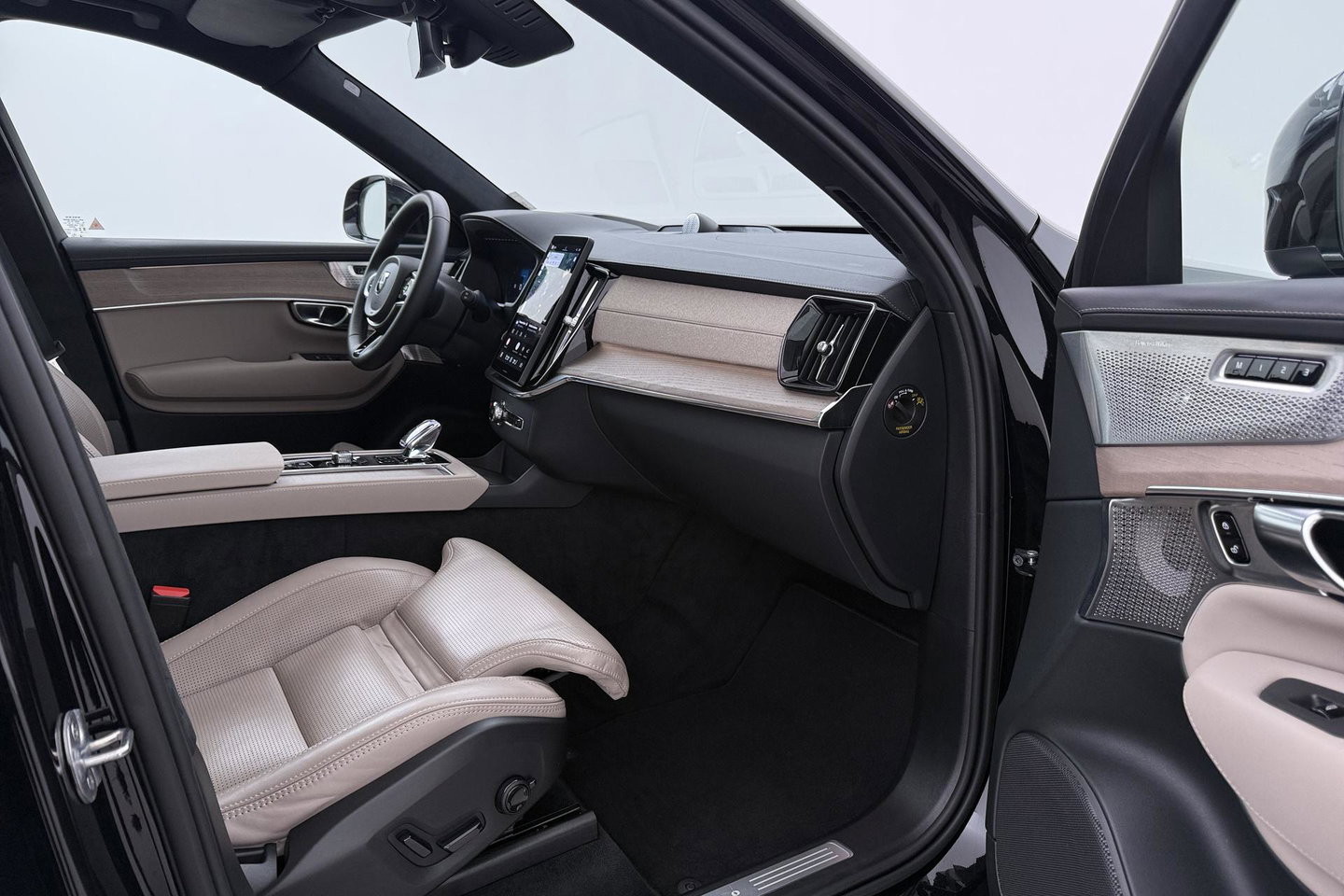 Volvo XC90 T8 Ultra Bright | Luchtvering | Bowers&Wilkins | Panoramadak | Trekhaak | 360° Camera | Massage | Head-Up | 22 Inch