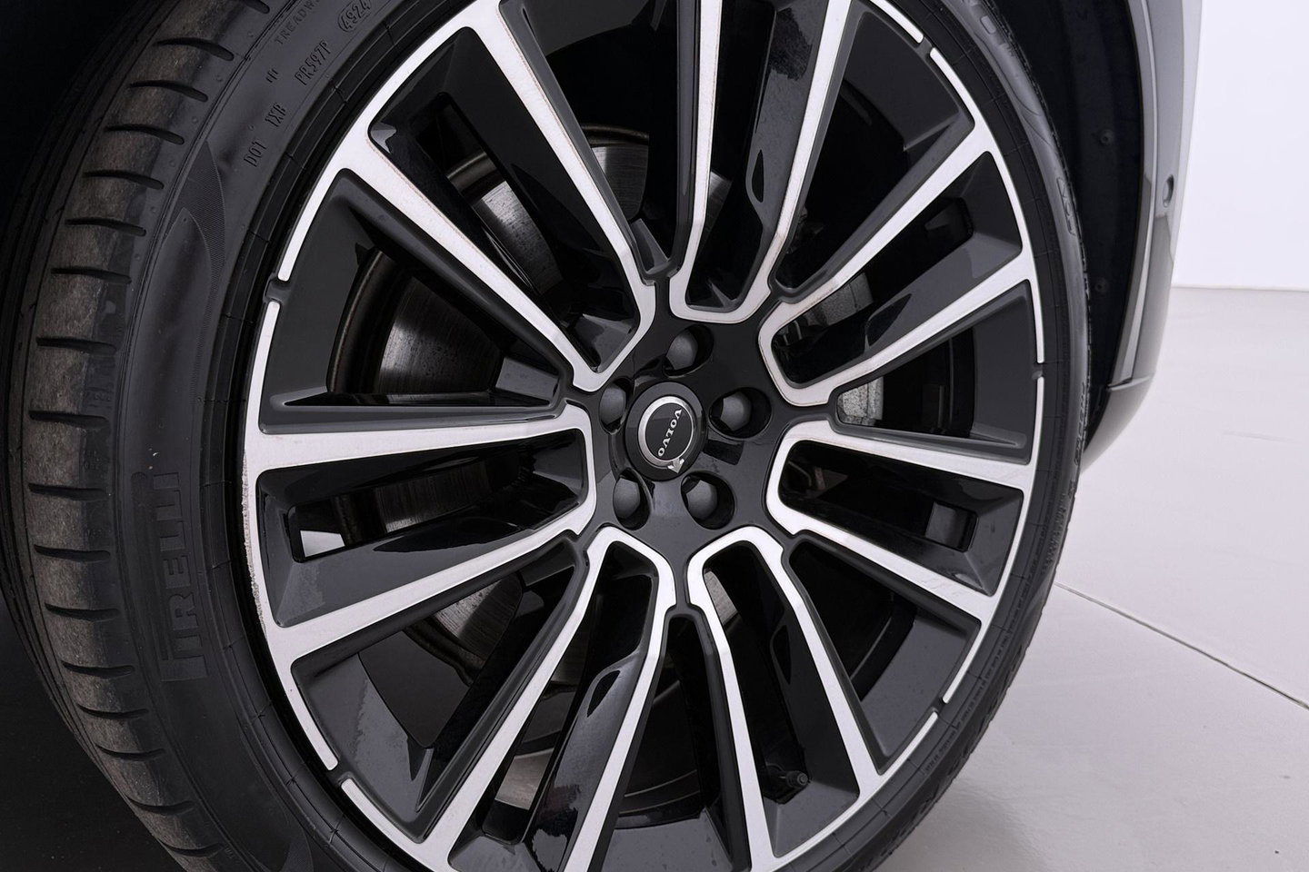 Volvo XC90 T8 Ultra Bright | Luchtvering | Bowers&Wilkins | Panoramadak | Trekhaak | 360° Camera | Massage | Head-Up | 22 Inch