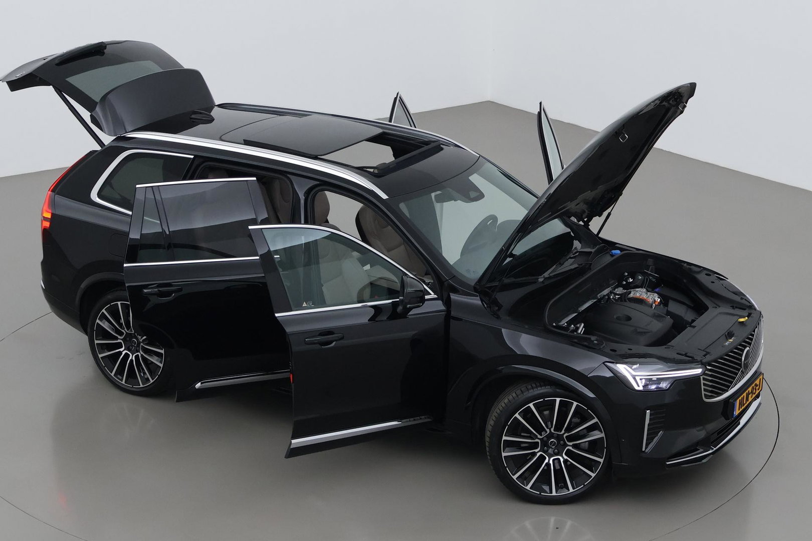 Volvo XC90 T8 Ultra Bright | Luchtvering | Bowers&Wilkins | Panoramadak | Trekhaak | 360° Camera | Massage | Head-Up | 22 Inch