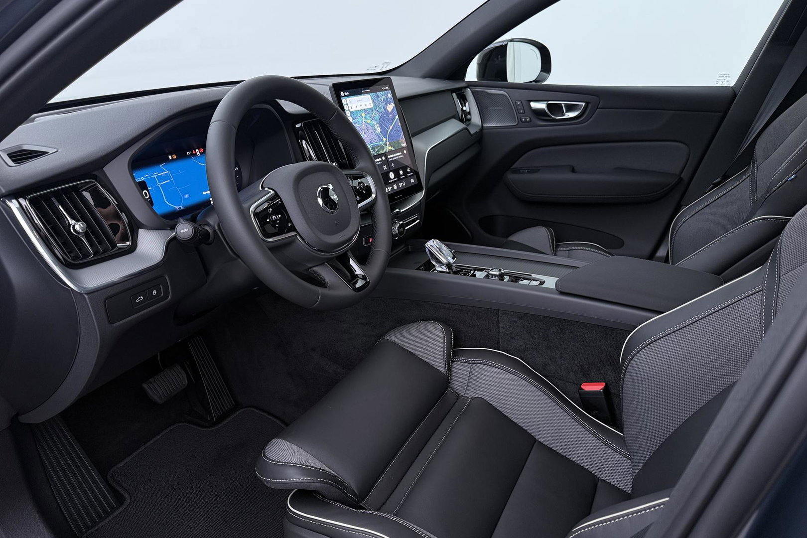Volvo XC60 T6 Plus Black Edition | Harman/Kardon | Pilot Assist | Panoramadak | 360° Camera | Head-Up | Stoel+Stuurverwarming | 21 Inch