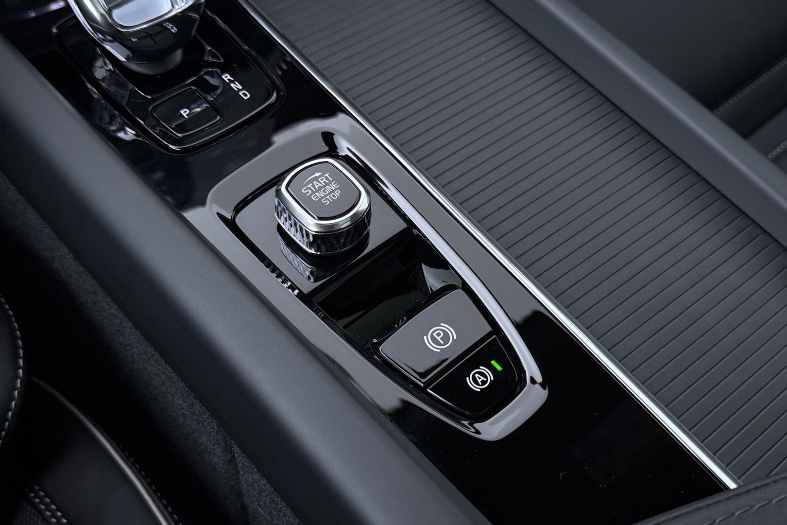 Volvo XC60 T6 Plus Black Edition | Harman/Kardon | Pilot Assist | Panoramadak | 360° Camera | Head-Up | Stoel+Stuurverwarming | 21 Inch