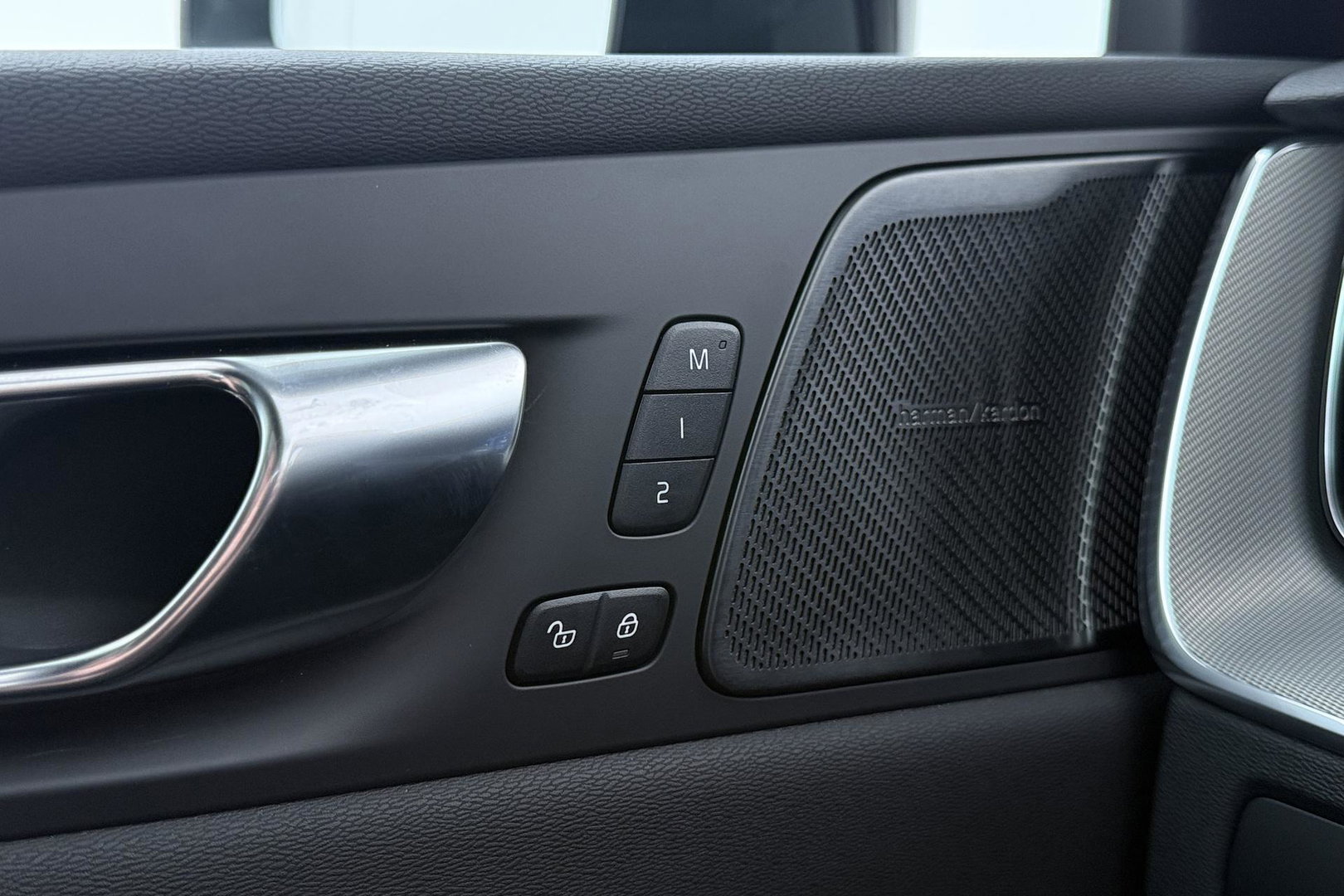 Volvo XC60 T6 Plus Black Edition | Harman/Kardon | Pilot Assist | Panoramadak | 360° Camera | Head-Up | Stoel+Stuurverwarming | 21 Inch