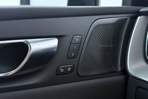Volvo XC60 T6 Plus Black Edition | Harman/Kardon | Pilot Assist | Panoramadak | 360° Camera | Head-Up | Stoel+Stuurverwarming | 21 Inch