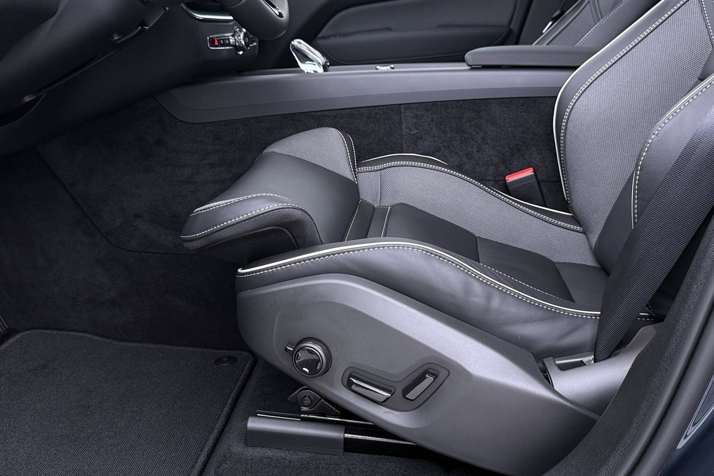 Volvo XC60 T6 Plus Black Edition | Harman/Kardon | Pilot Assist | Panoramadak | 360° Camera | Head-Up | Stoel+Stuurverwarming | 21 Inch