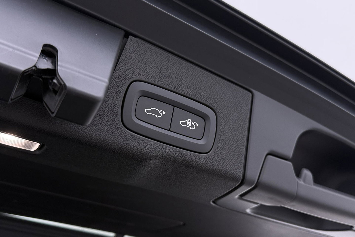 Volvo XC60 T6 Plus Black Edition | Harman/Kardon | Pilot Assist | Panoramadak | 360° Camera | Head-Up | Stoel+Stuurverwarming | 21 Inch