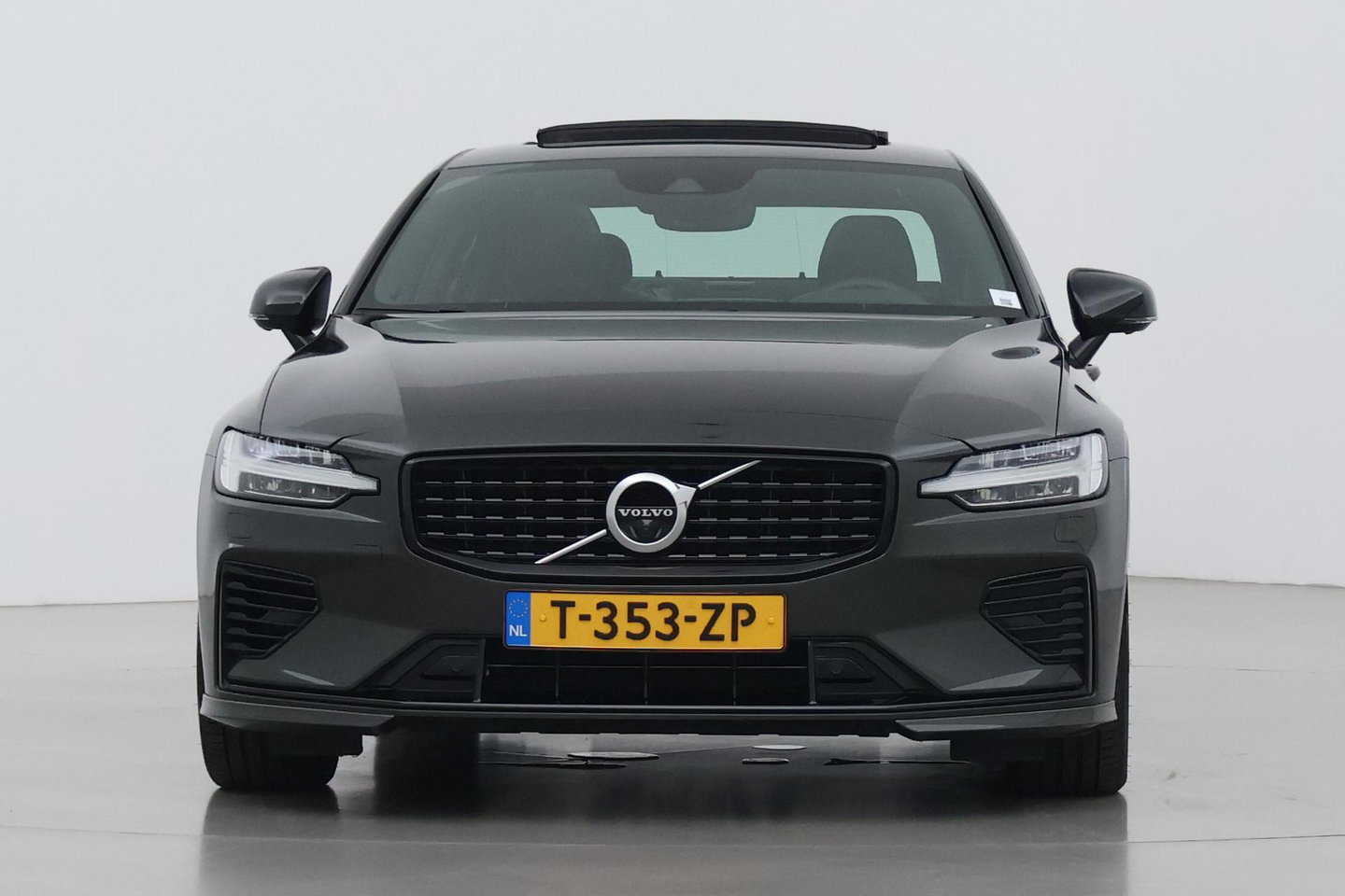 Volvo S60 T8 R-Design | Harman/Kardon | Panoramadak | Trekhaak | 360° Camera | Massage | Head-Up | ACC