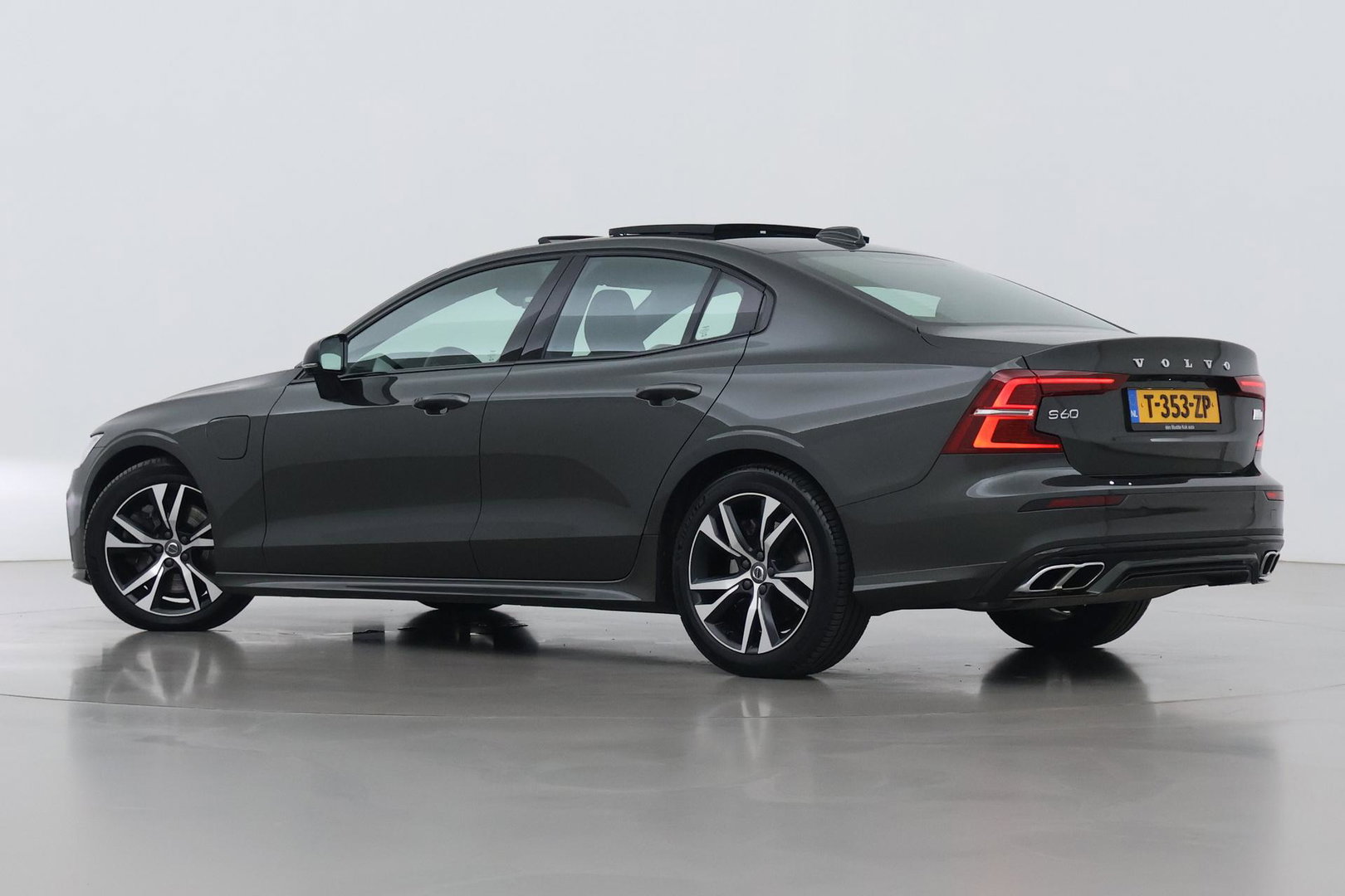 Volvo S60 T8 R-Design | Harman/Kardon | Panoramadak | Trekhaak | 360° Camera | Massage | Head-Up | ACC