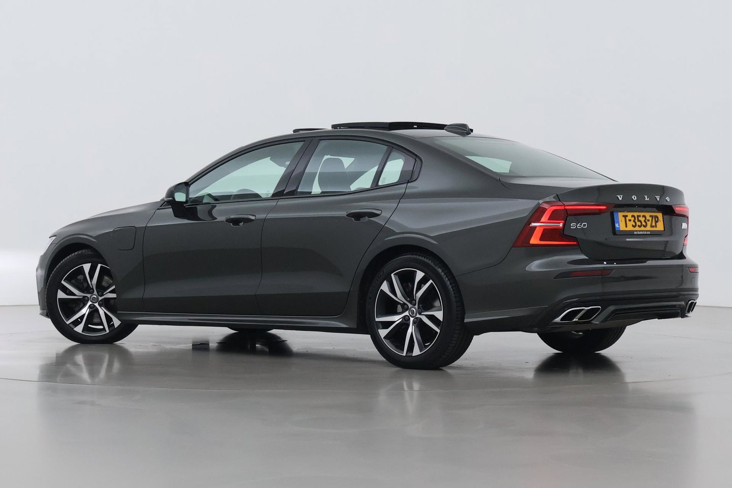 Volvo S60 T8 R-Design | Harman/Kardon | Panoramadak | Trekhaak | 360° Camera | Massage | Head-Up | ACC