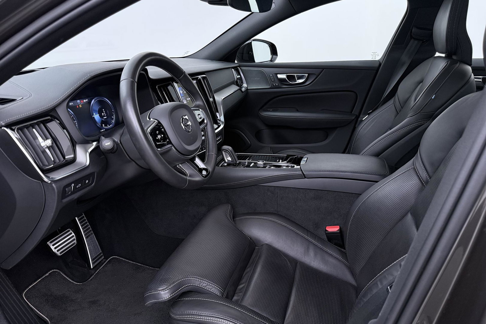 Volvo S60 T8 R-Design | Harman/Kardon | Panoramadak | Trekhaak | 360° Camera | Massage | Head-Up | ACC