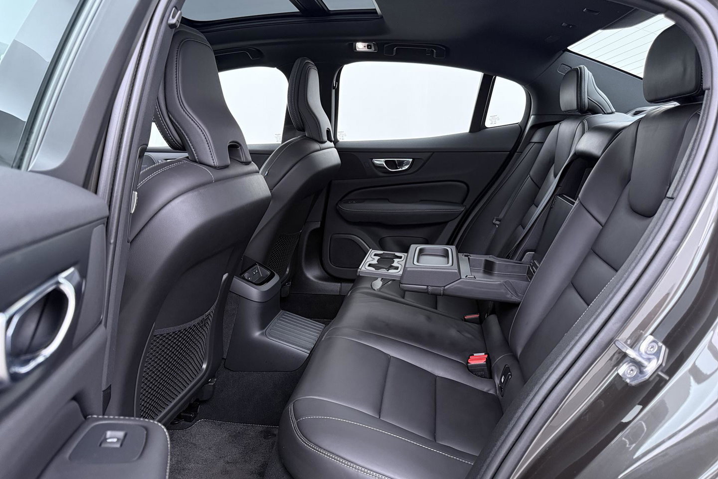 Volvo S60 T8 R-Design | Harman/Kardon | Panoramadak | Trekhaak | 360° Camera | Massage | Head-Up | ACC