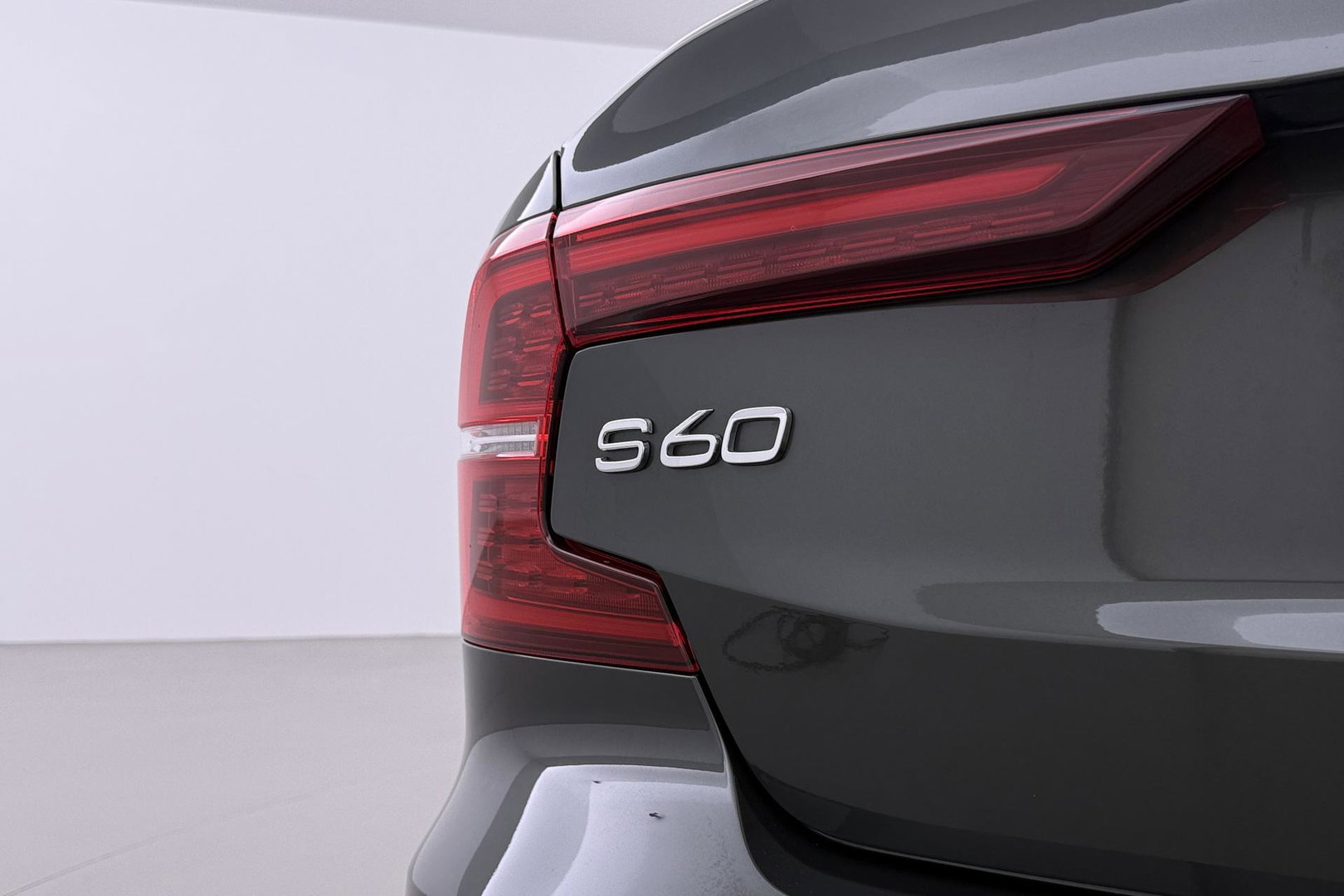 Volvo S60 T8 R-Design | Harman/Kardon | Panoramadak | Trekhaak | 360° Camera | Massage | Head-Up | ACC