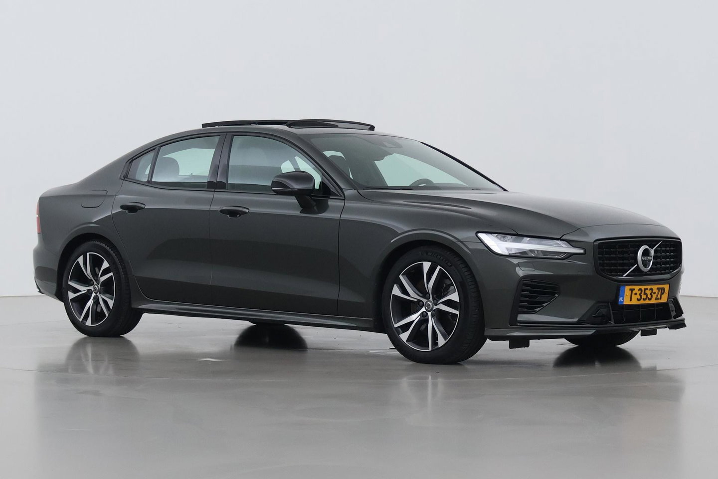 Volvo S60 T8 R-Design | Harman/Kardon | Panoramadak | Trekhaak | 360° Camera | Massage | Head-Up | ACC