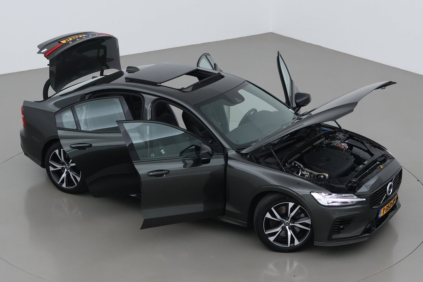 Volvo S60 T8 R-Design | Harman/Kardon | Panoramadak | Trekhaak | 360° Camera | Massage | Head-Up | ACC