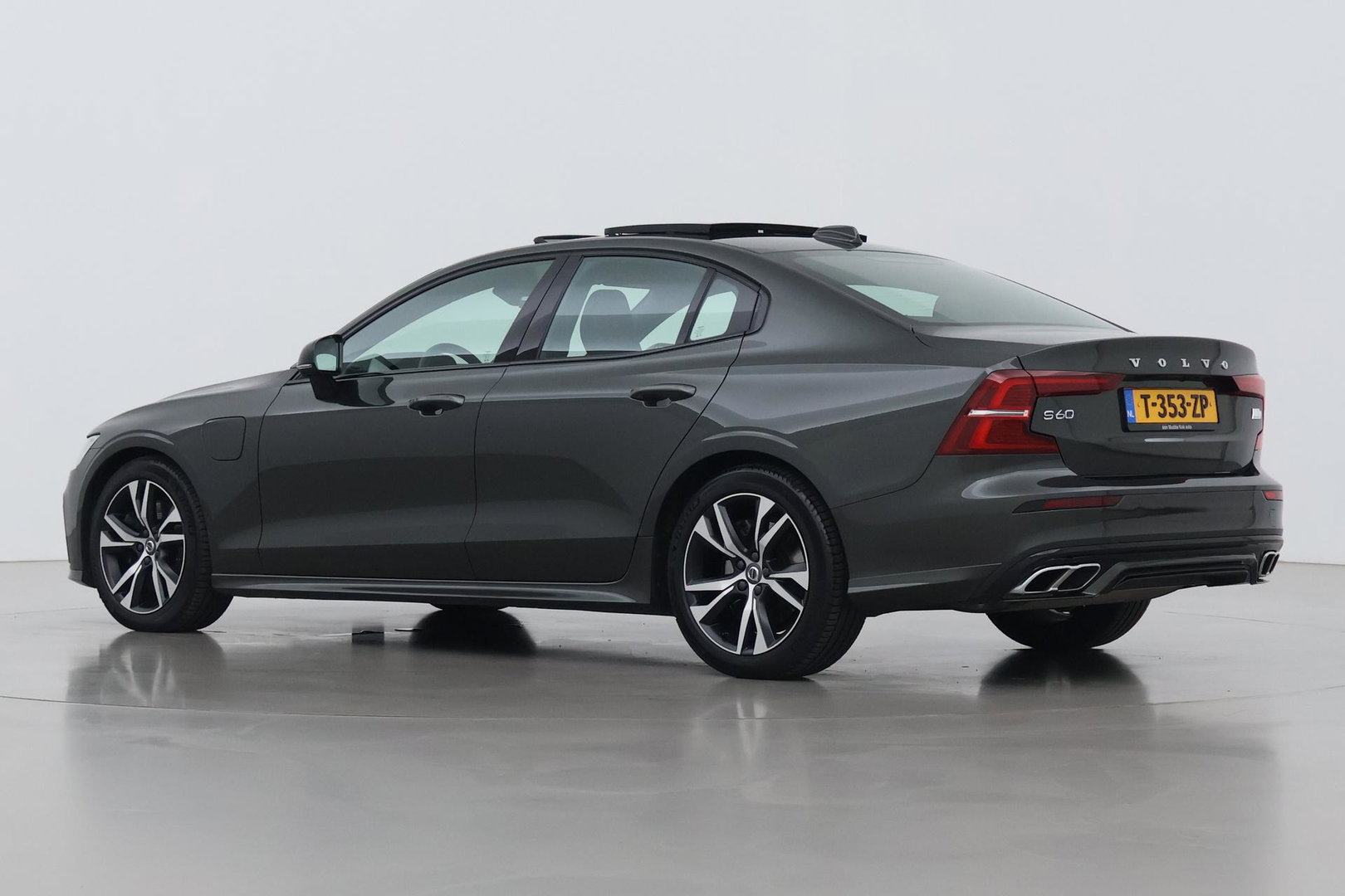 Volvo S60 T8 R-Design | Harman/Kardon | Panoramadak | Trekhaak | 360° Camera | Massage | Head-Up | ACC