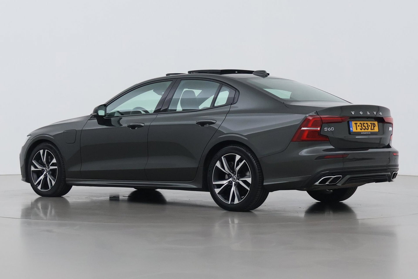 Volvo S60 T8 R-Design | Harman/Kardon | Panoramadak | Trekhaak | 360° Camera | Massage | Head-Up | ACC
