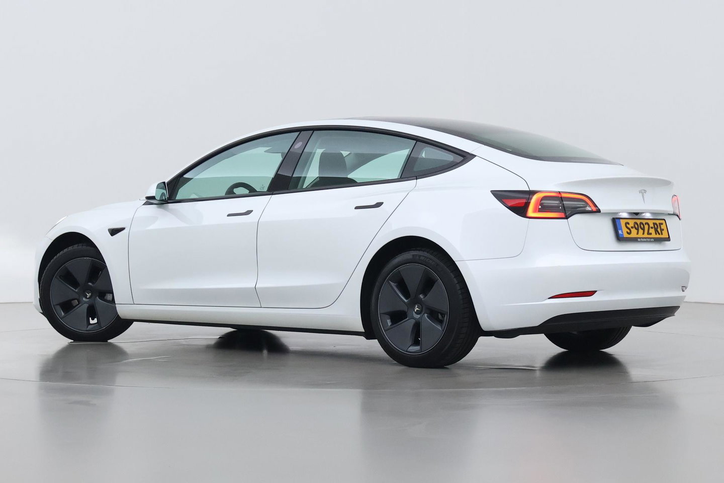 Tesla Model 3 Standard RWD Plus 60 kWh | Panoramadak | Warmtepomp | Autopilot | Stoel+Stuurverwarming | ACC