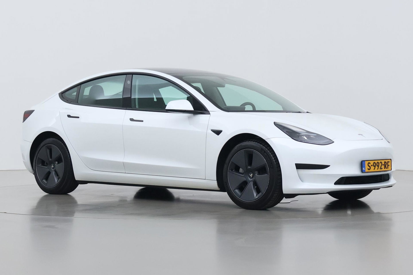 Tesla Model 3 Standard RWD Plus 60 kWh | Panoramadak | Warmtepomp | Autopilot | Stoel+Stuurverwarming | ACC