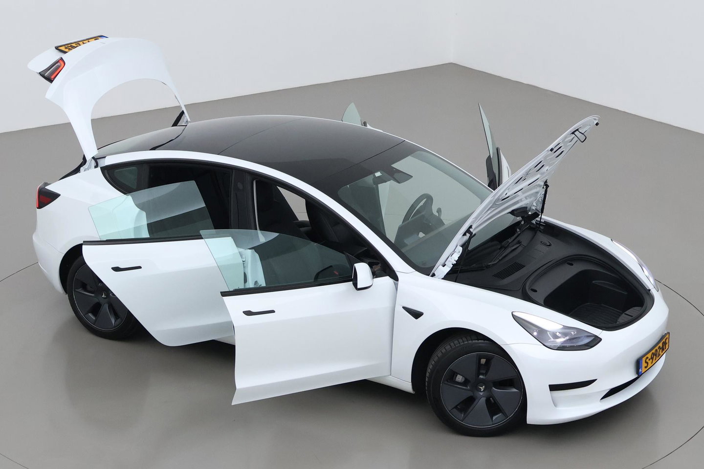 Tesla Model 3 Standard RWD Plus 60 kWh | Panoramadak | Warmtepomp | Autopilot | Stoel+Stuurverwarming | ACC