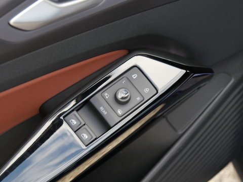 Volkswagen ID.4 77kWh 1ST/ CAMERA/ TREKHAAK/ 20INCH VELGEN/ LUXE INTERIEUR/ SOH 90%