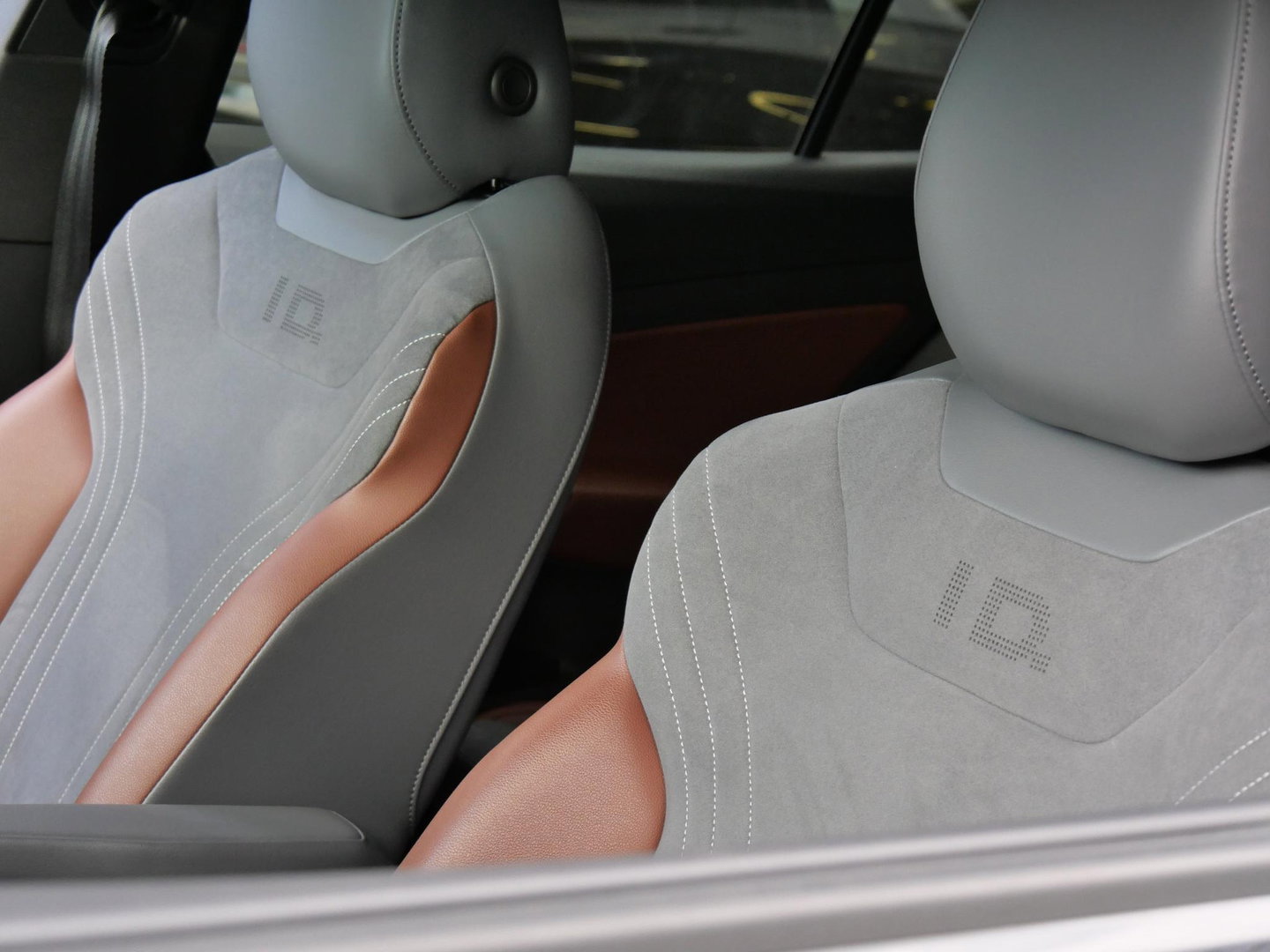 Volkswagen ID.4 77kWh 1ST/ CAMERA/ TREKHAAK/ 20INCH VELGEN/ LUXE INTERIEUR/ SOH 90%