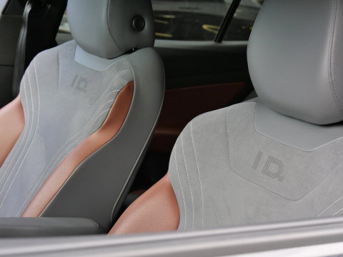 Volkswagen ID.4 77kWh 1ST/ CAMERA/ TREKHAAK/ 20INCH VELGEN/ LUXE INTERIEUR/ SOH 90%