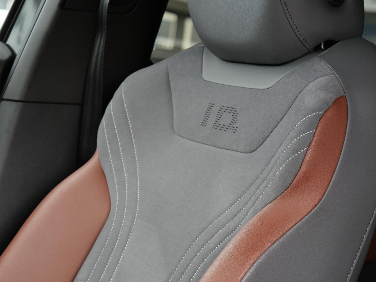 Volkswagen ID.4 77kWh 1ST/ CAMERA/ TREKHAAK/ 20INCH VELGEN/ LUXE INTERIEUR/ SOH 90%