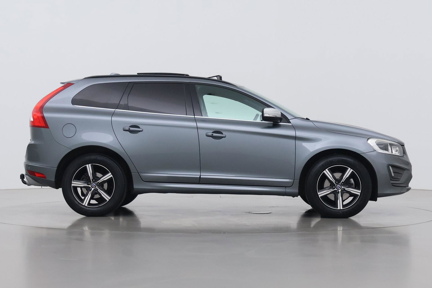 Volvo XC60 2.4 D4 AWD R-Design | GRIJS KENTEKEN | Panoramadak | Trekhaak | BLIS | Standkachel | Stoel+Stuurverwarming | Camera | ACC